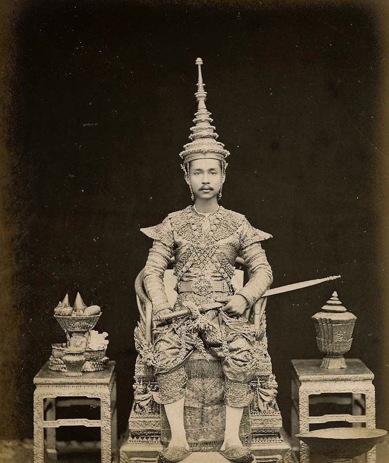 拉玛五世名朱拉隆功汉名郑隆，普遍认为是泰国历史上最有权力和伟大的君主、现代泰国的缔造者，后世尊称朱拉隆功大帝。通过交出一部分非核心土地以换取国家的主权独立。