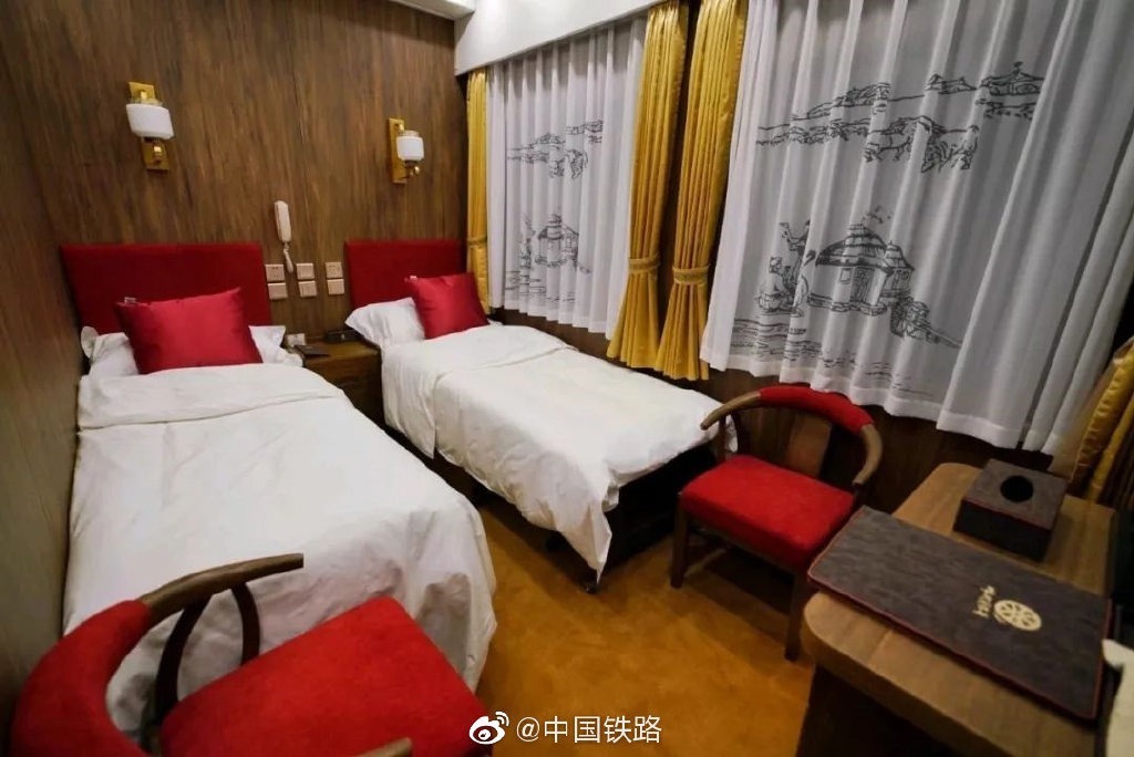 12月22日9时15分，“呼伦贝尔号”草原森林旅游列车正式开行。这趟列车从海拉尔出发，途经阿尔山、满洲里，最终再次回到海拉尔。旅客们可以亲身感受呼伦贝尔大草原的辽阔、大兴安岭森林的静谧以及中俄蒙边境的异域风情。