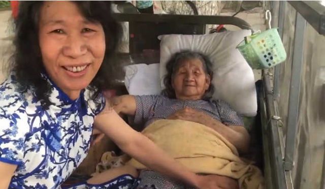 50岁大叔从30岁起开始男扮女装，天天坚持穿旗袍长裙留长发，背后的真相让人泪奔!