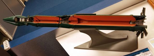 后来，SS-20型导弹的弹头采用3枚当量为15万吨的分导式多弹头。