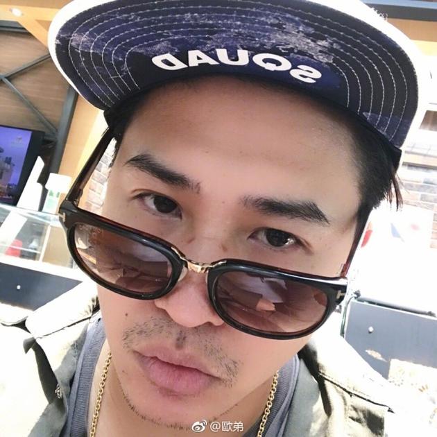 欧弟素颜上镜胡子拉碴 挂戴墨镜痞帅撩人(图)