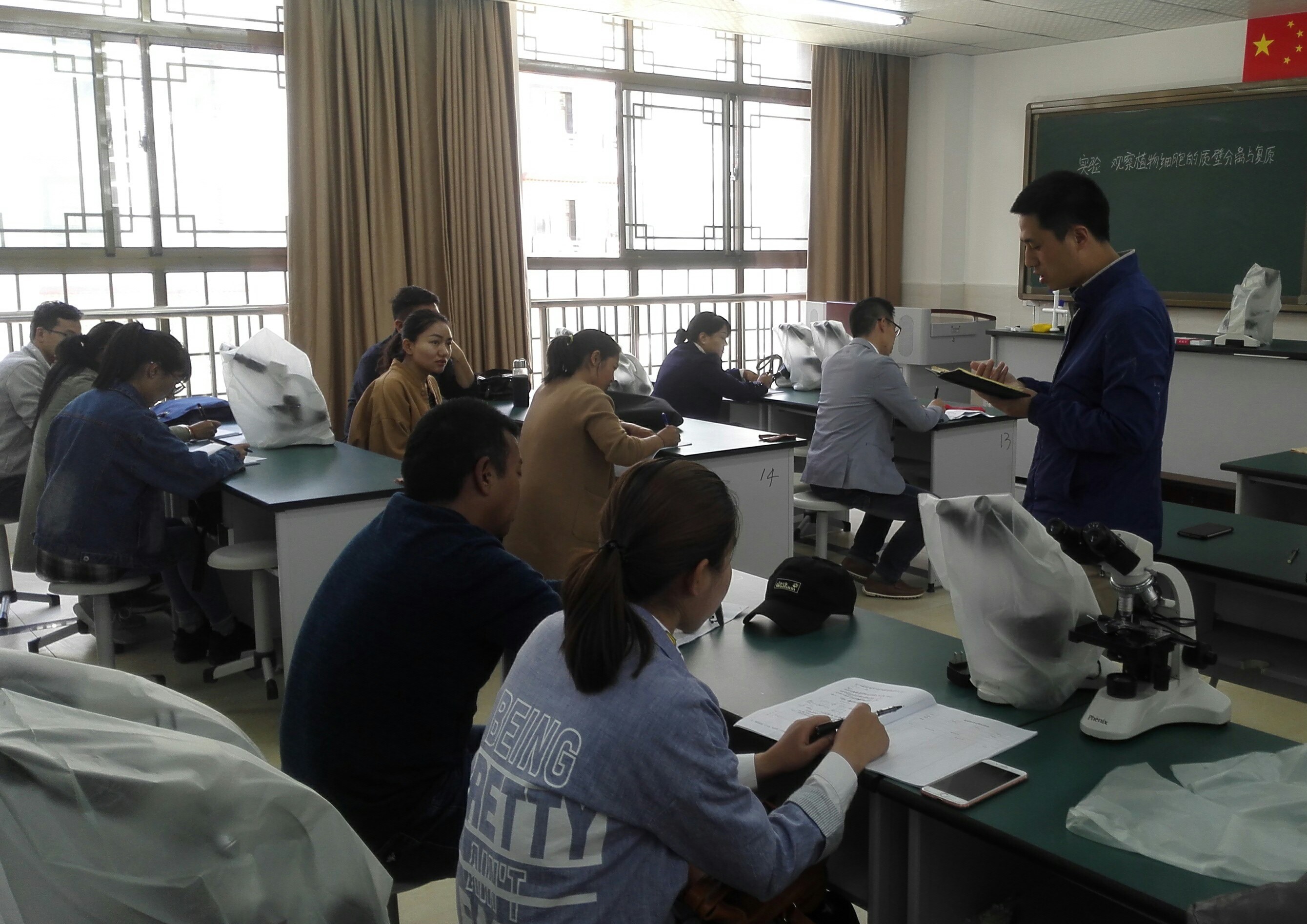 北京八中与友好学校的“双感双有”活动旨在互相促进、共同提升,这是八中教师在拉萨北京实验中学听课后与老师们交流。