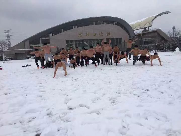 杭州这群小伙光膀子在雪地里摔跤 视频爆红 网络热点 第6张