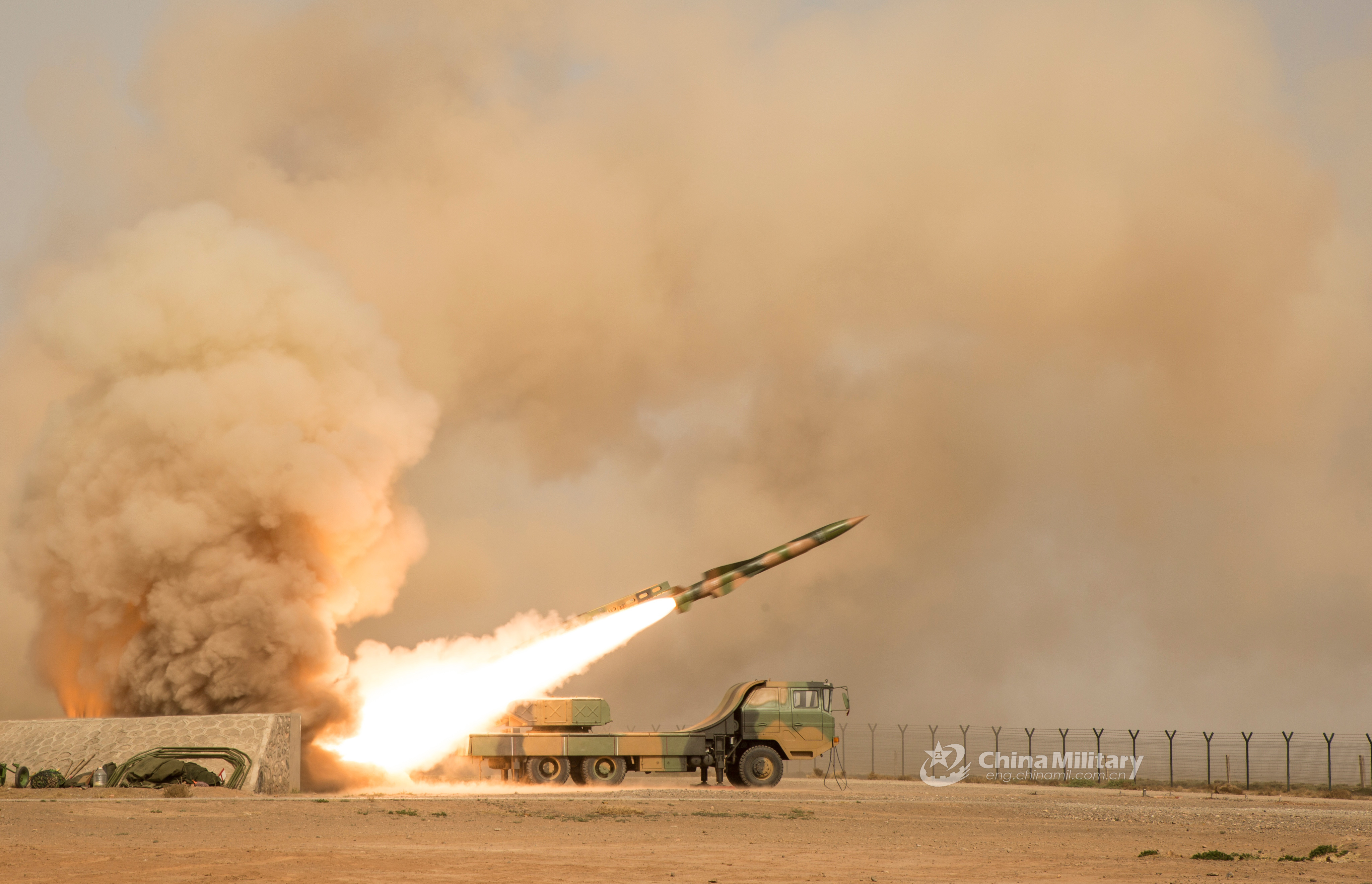 中国人民解放军南方战区司令部空军地对空导弹旅，在中国西北部戈壁沙漠的进行实弹射击训练，发射了HQ-12防空导弹。（范海元，侯军摄）