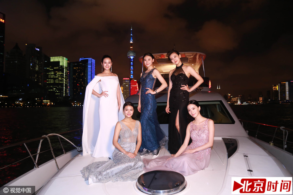 8月26日，世界旅游小姐2011冠军张渲婕、2012年冠军刘彦君、2013年丁琬苧、2014年冠军孙雯聪和2015年冠军王汝妍在上海滩拍摄夜景。