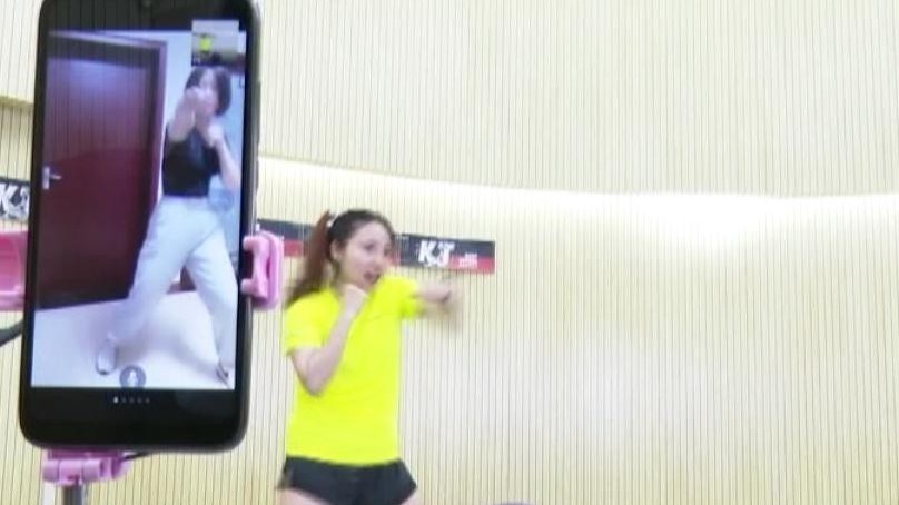 【疫情下的新生活】健身教练变主播 “线上运动”按下“快进键” 【疫情下的新生活】健身教练变主播 “线上运动”按下“快进键”