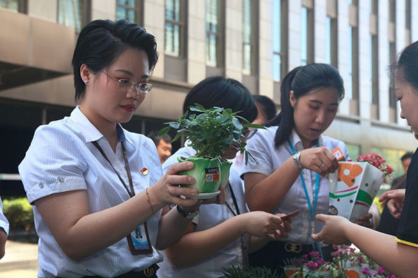 拾起卖旧物换绿植公益市集 天津滨海农商行携