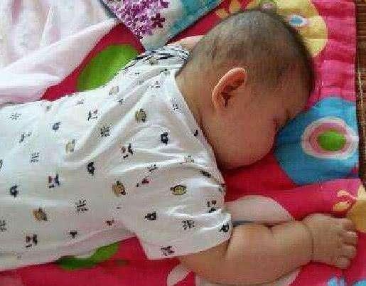 1岁宝宝被告知胃出血,吃什么吐什么,只因家长