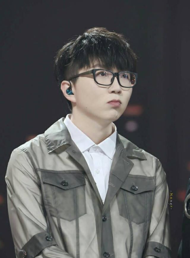 毛不易减肥成功 与工作人员聚餐只看不吃求表