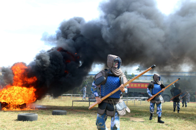 姑娘们心里很清楚，在接下来的两个多月，近600个小时的训练时间内，她们也要陆续完成包括共同条令、海军军事常识、心理行为、基本战斗技能等7个部分的学习和训练内容。