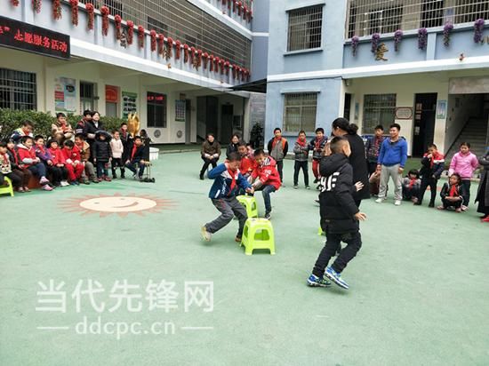 三都:青年志愿者到特殊教育学校献爱心