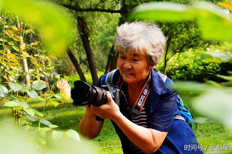 河北邯郸:七旬老太学摄影 玩出专业水平