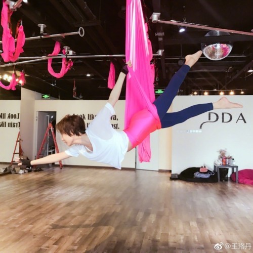 组图:王珞丹练空中瑜伽姿势优美 悬空倒立轻盈柔韧