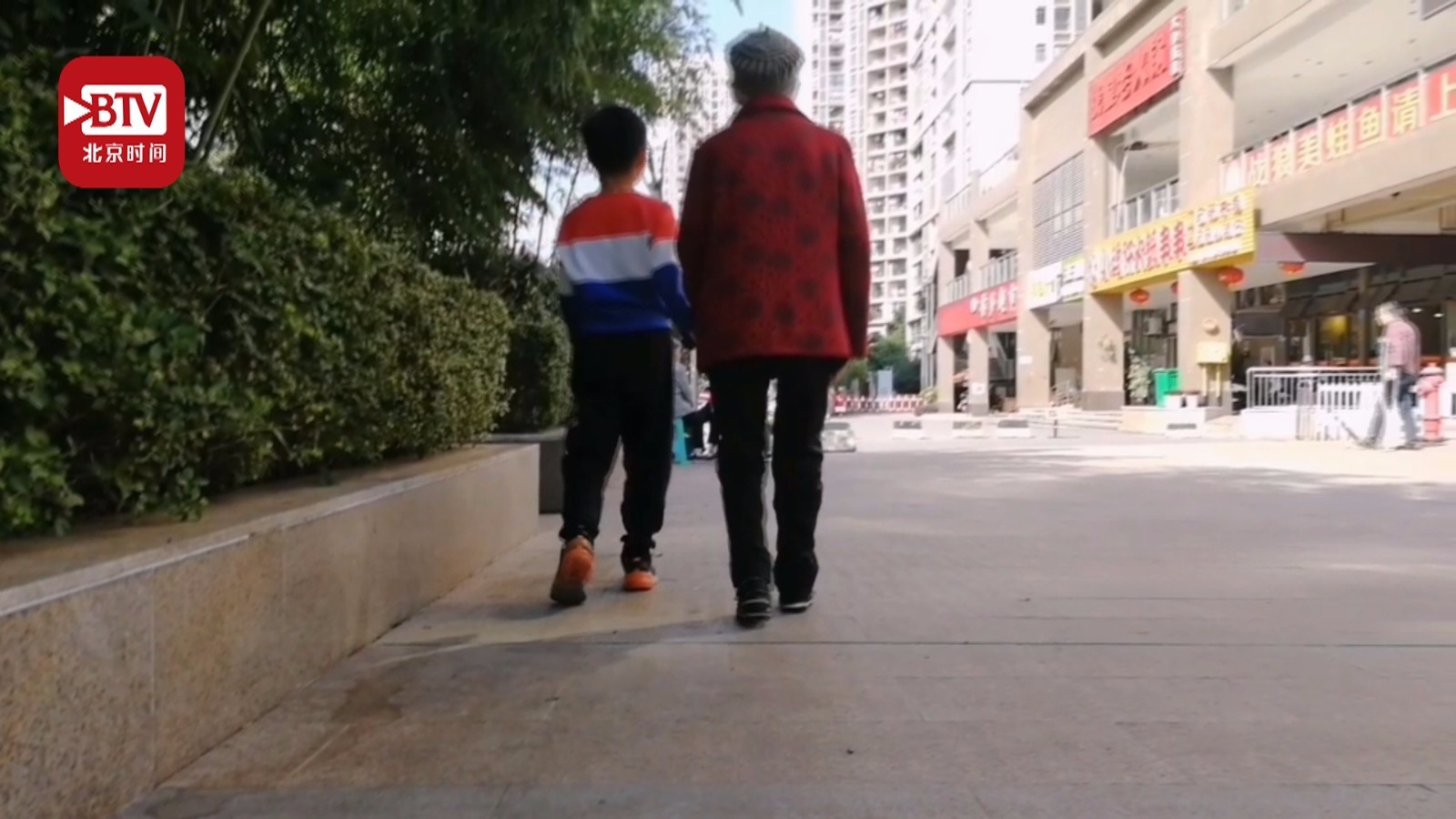 感动哭！93岁失忆老人跨越近千里看望曾孙