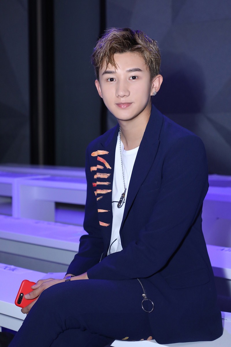 梁振伦受邀出席ESMOD大秀 蓝色西服尽显绅士