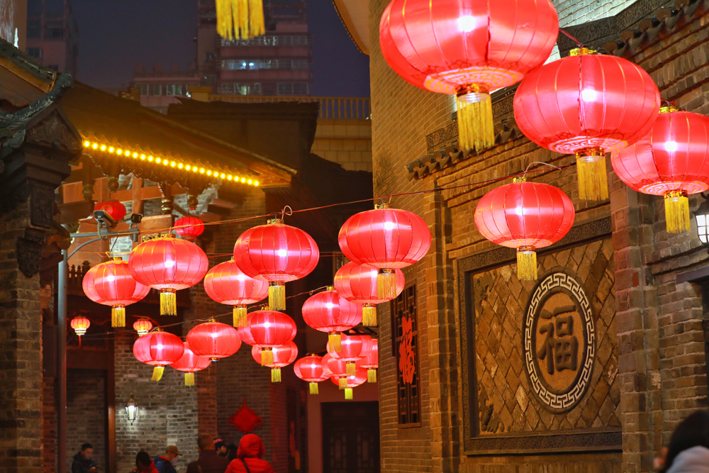 有了璀璨的万家灯火,才有那享不够的年味挂灯笼,逛灯会,赏花灯……张"