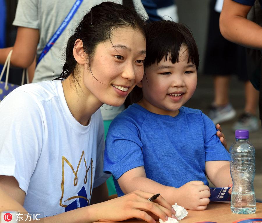 中国女排姑娘香港签名会人气爆棚 朱婷、丁霞