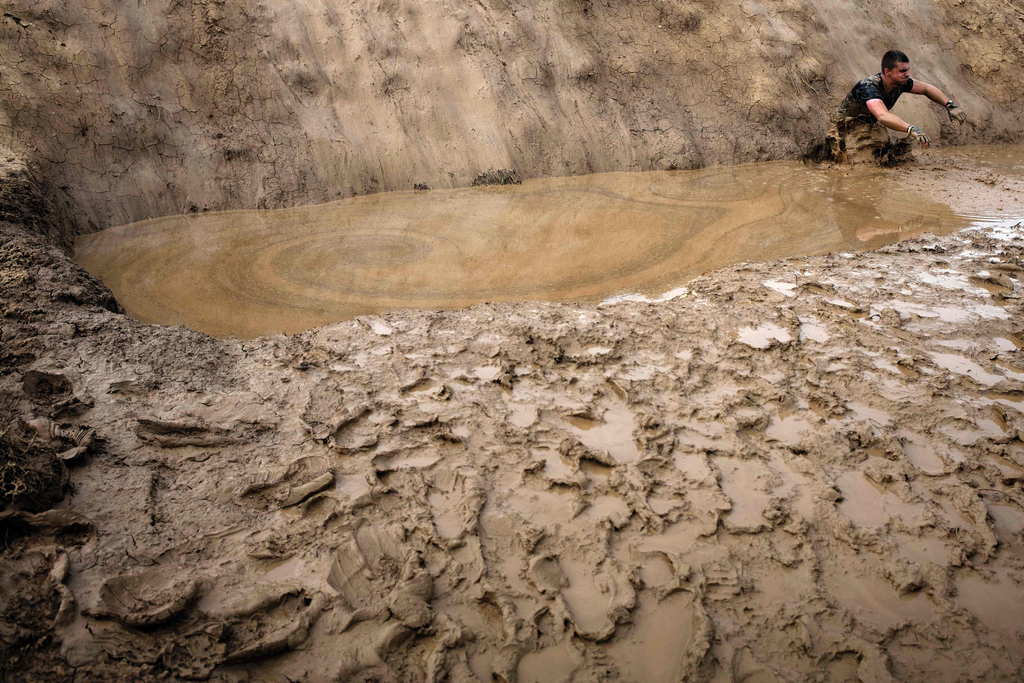 组图-法国举办13千米泥浆障碍赛 上演泥潭狂欢