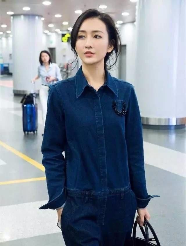 11日时尚热点:重庆街拍:短款半截袖皮马甲+高