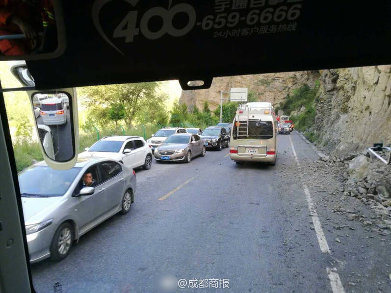 地震现场司机插队大量游客涌出 救援车辆堵路上(图3) 地震现场司机插队大量游客涌出 救援车辆堵路上(图3)