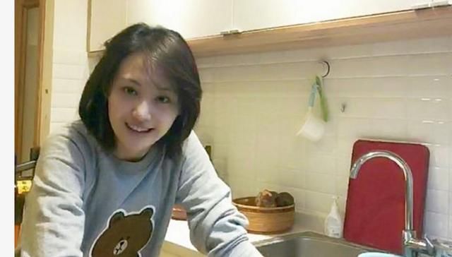 郑爽现在的生活状况,素颜和上镜差别很大?你看