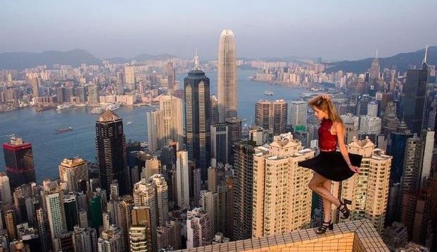 腿软!女孩高空极限自拍 无保护爬摩天大楼