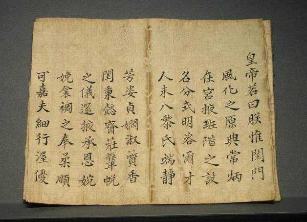 越南古庙发现圣旨,打开后专家看不懂,只好请中国专家帮忙翻译