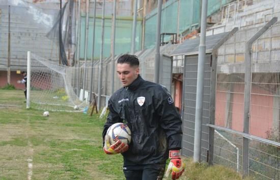 意联赛门将赛中小便被红牌罚下 大牌球星也一