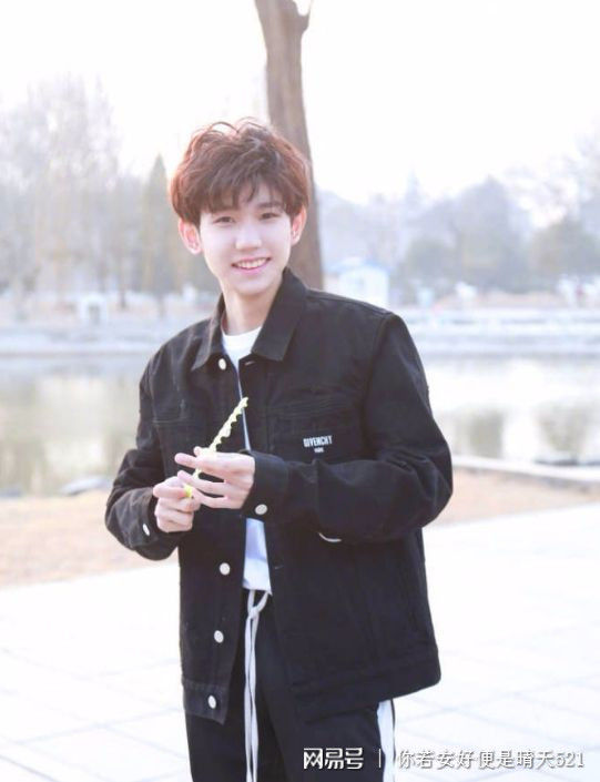 王源不笑则已一笑吓人,牙齿黄的和李沁有一拼