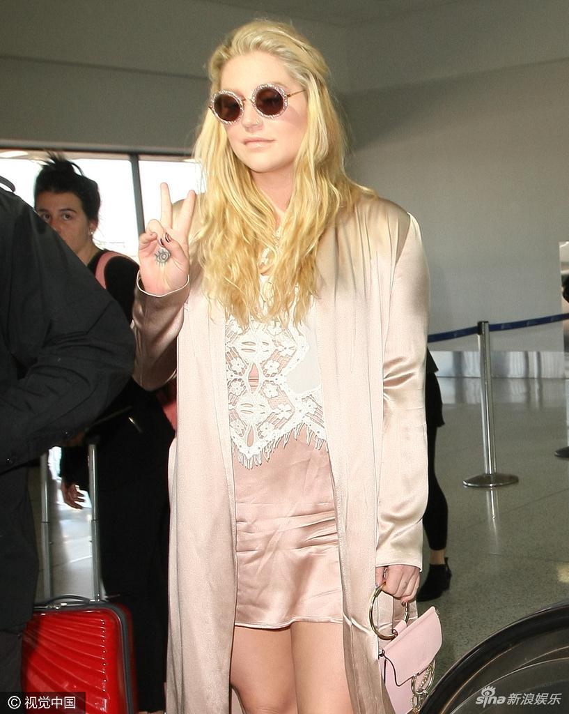 新浪娱乐讯 当地时间2017年3月29日,美国洛杉矶,"钱婆"凯莎(kesha)穿