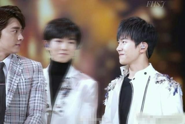 李易峰摸了一下易烊千玺的下巴, 勾勾下巴的调