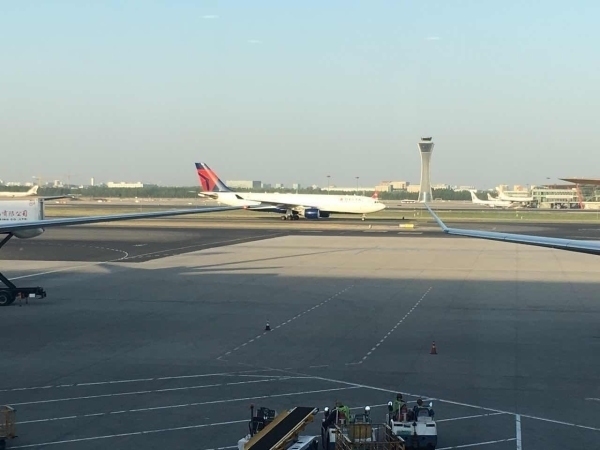 现场:一架由北京飞波士顿飞机起飞后机翼冒火返航 现场:一架由北京飞波士顿飞机起飞后机翼冒火返航