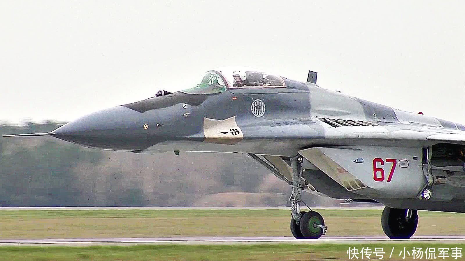 米格-29战斗机再秀独门绝活:空中开炮场面犹如