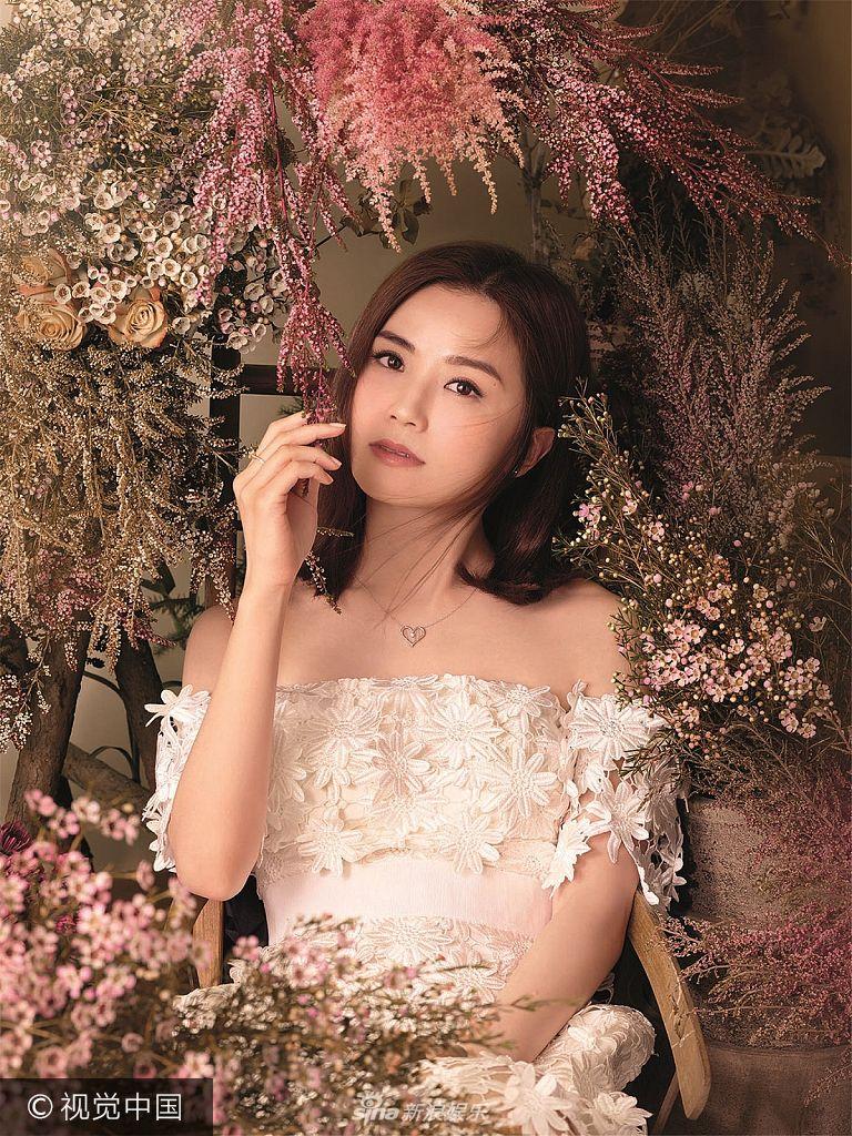 组图:阿sa拍大片坠入花丛似仙子 大秀香肩甜美可人