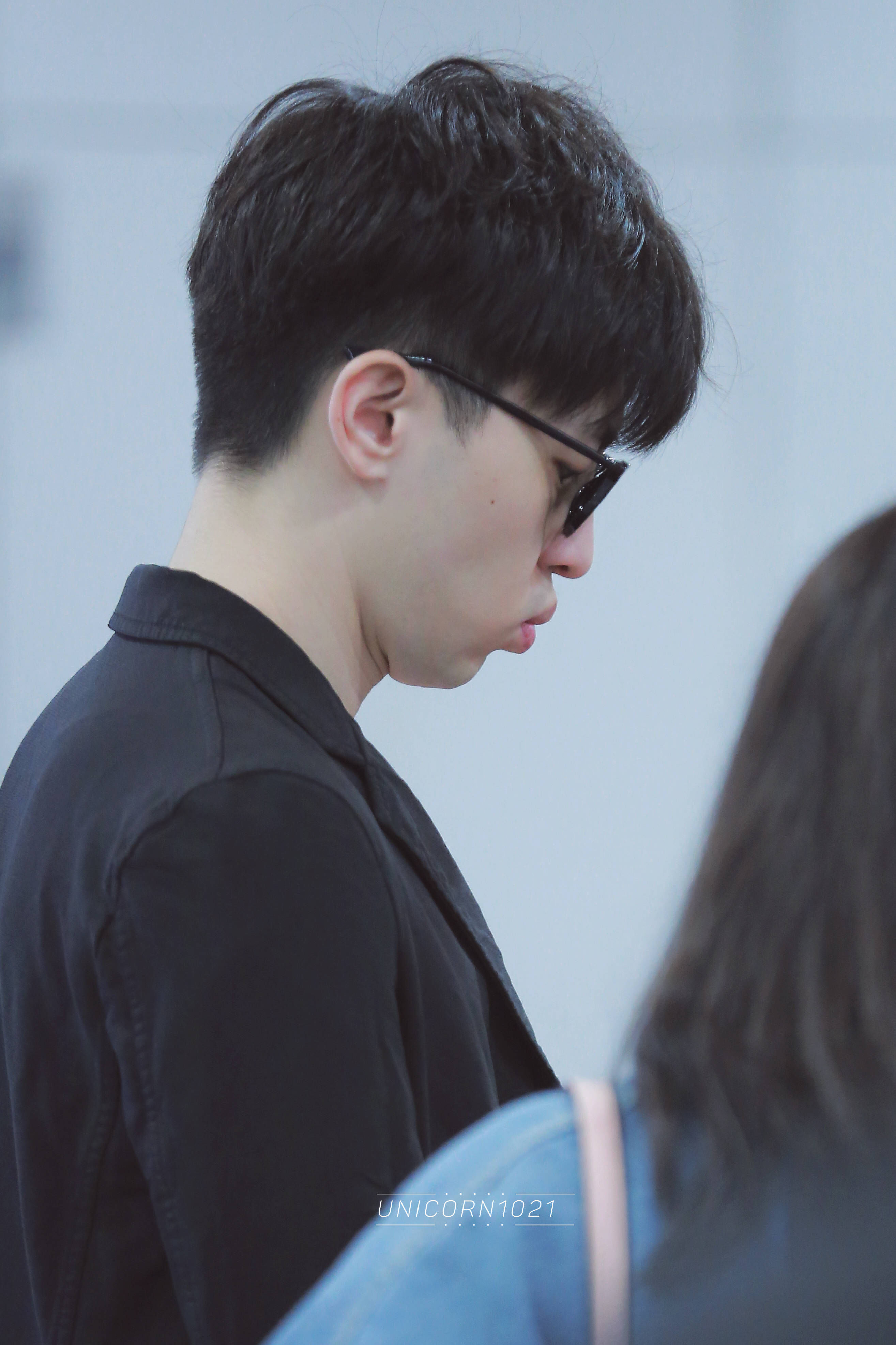 邓伦机场照,黑色风衣帅气有型,嘟嘟嘴表情超可