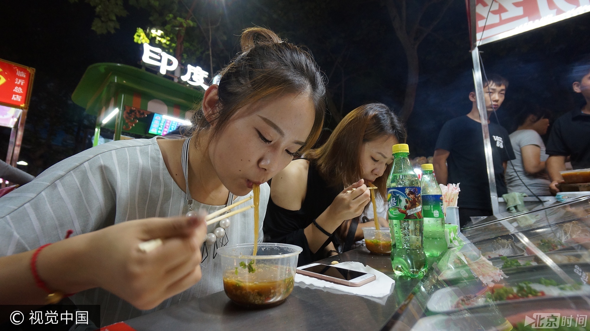 90后"粉丝西施"直播烤粉丝日入两千元