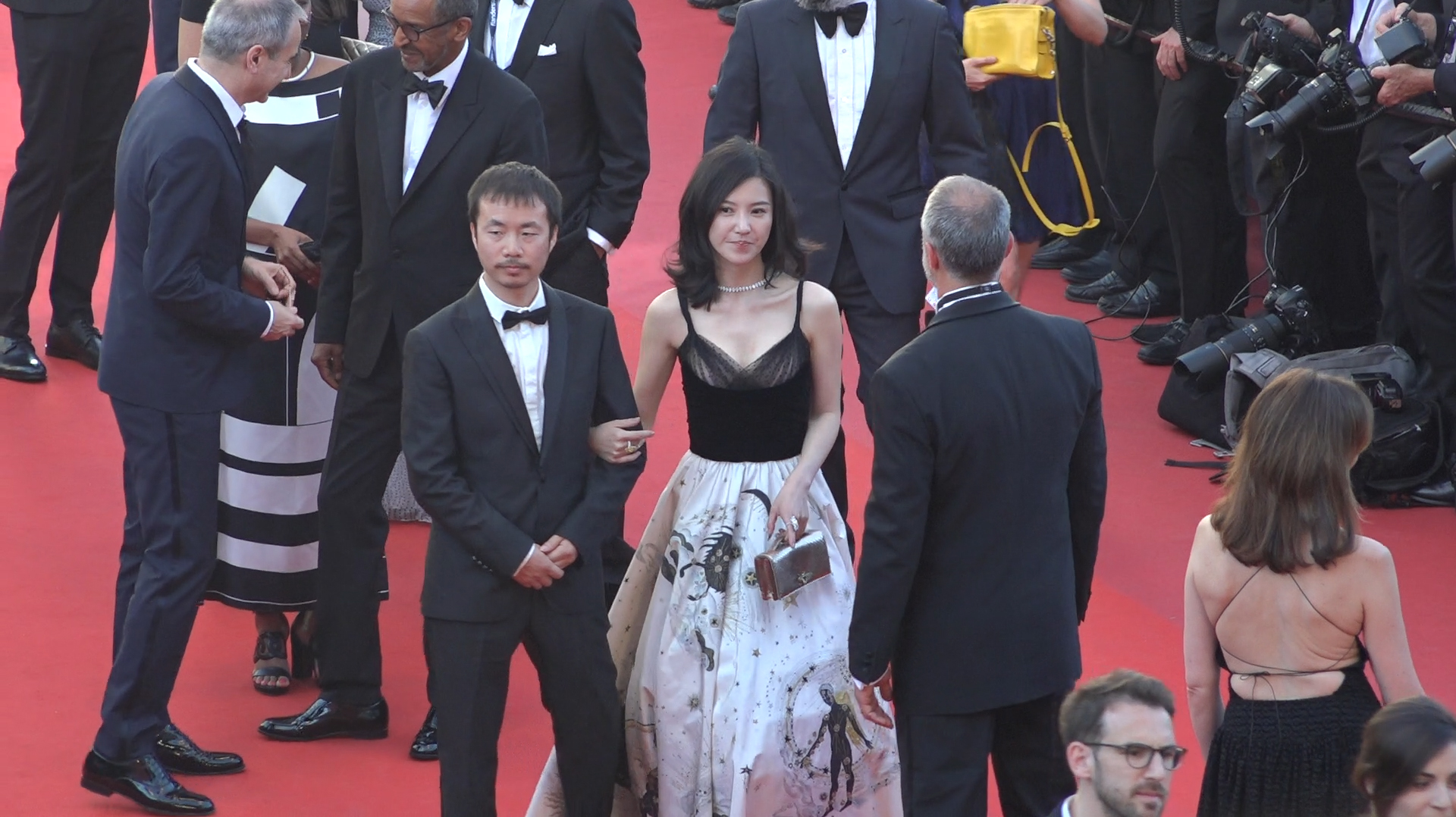 杨子姗:身着复古裙挽手导演亮相红毯