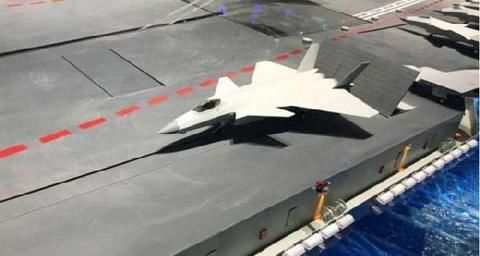 歼15打不过大黄蜂战机?