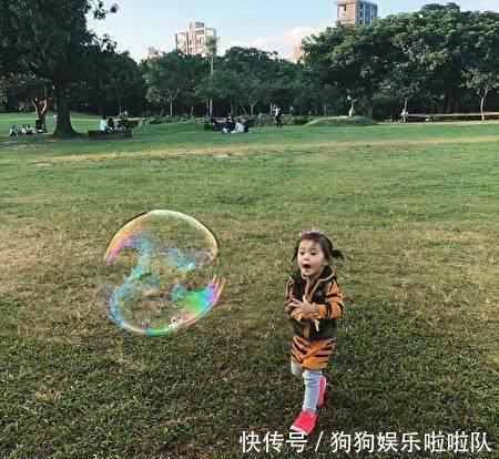 2岁咘咘当姊姊 小手护Bo妞超贴心