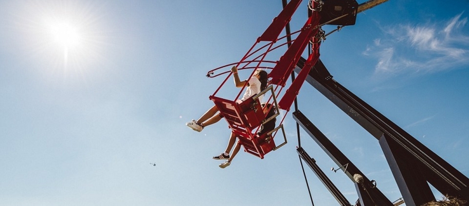 或许并非所有游客都能接受高空秋千的体验，但毋庸置疑的是，通过它确实能欣赏到非常壮观的城市风光。