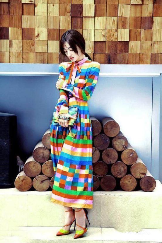 看女明星如何驾驭彩虹色!范冰冰穿出名媛风,热巴超妩媚!