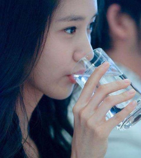 喝水姿势也有讲究? 鹿晗就被批娘炮, 还好耿直的赵丽颖帮缓颊