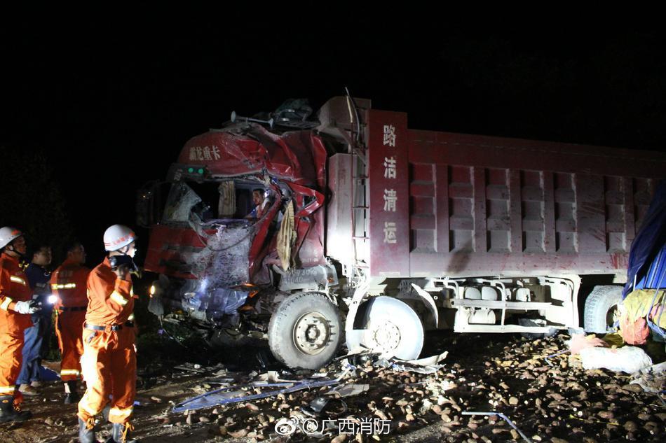 夜晚突发事件:三人被困在快要成碎渣的车里 夜晚突发事件:三人被困在快要成碎渣的车里