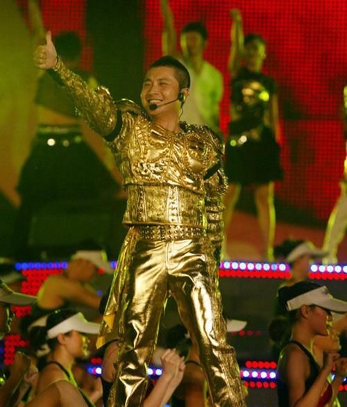 他因演唱一首《九妹》红遍全国,如今却混成十