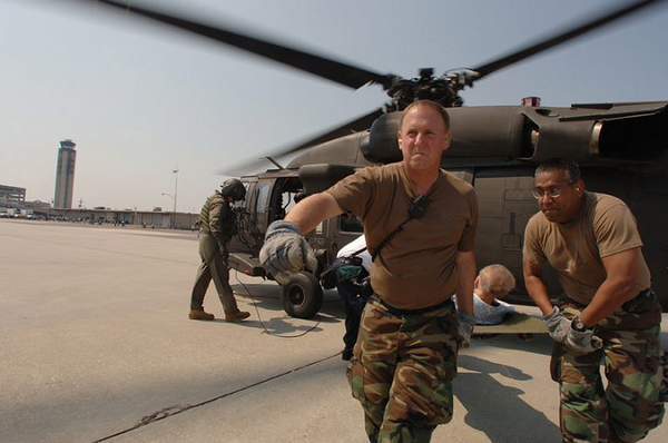 美军出动数百架直升机，为灾民空运了650万份套餐和大量紧缺物资，并在人员输送上屡建奇功。