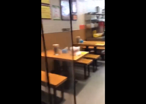 又让新员工背锅!面条店员工在餐厅地板上擀面