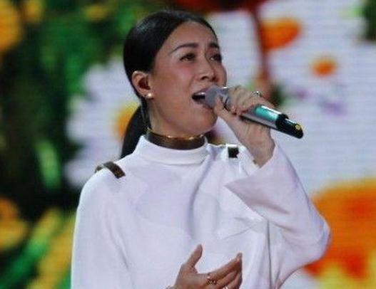 假唱被当场拆穿的明星,话筒拿反也能唱,那英戒