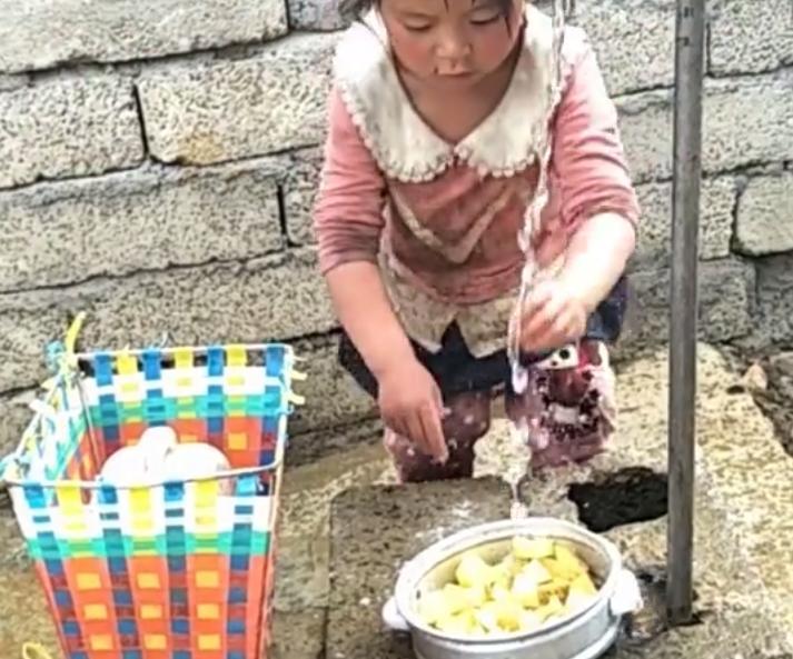 穷苦的孩子早当家，看小女孩和爷爷相依为命，真的好坚强