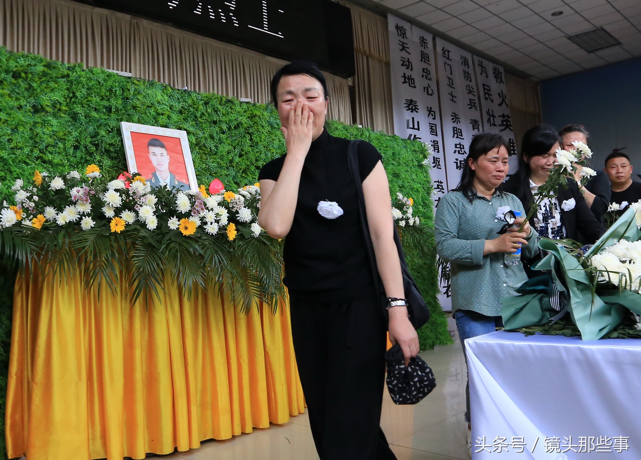 英雄走好!数千人挥泪送别烈士谢勇 现场哭声一