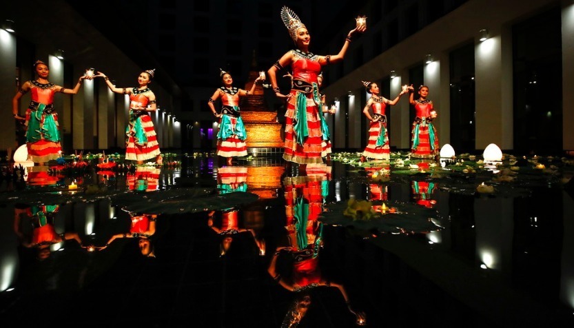 当地时间2019年11月11日，泰国曼谷，一年一度的水灯节期间，泰国舞者表演泰国传统舞蹈。泰国水灯节的历史可以追溯到700多年前，每年这个节日，泰国人喜欢在河流、湖泊和海洋中漂流灯笼、莲花形托盘，托盘上装有鲜花、蜡烛和香火，以此祈祷过去一年的所有霉运都飘走。